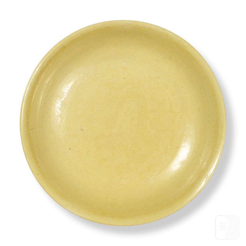 清康熙 黃釉刻雲龍紋盤 「大明宣德年製」仿款 | ASSIETTE EN PORCELAINE À GLAÇURE JAUNE - 图1